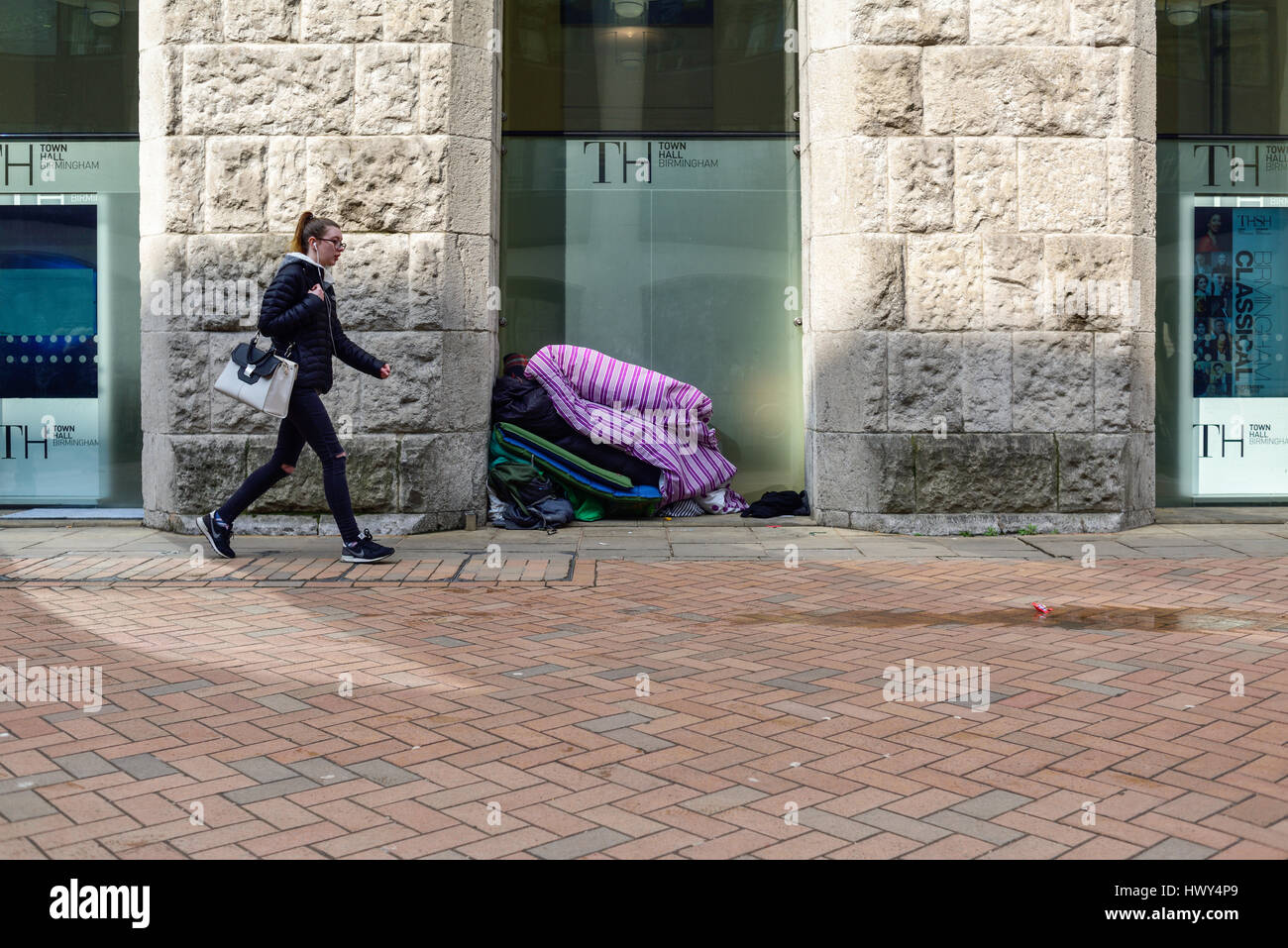 La persona senza dimora sonno agitato nel centro della città di Birmingham, UK. Foto Stock