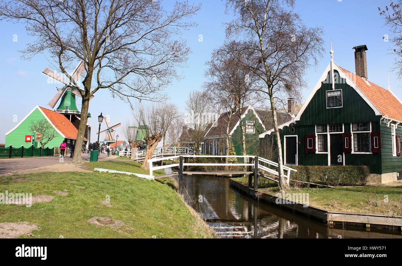 Olandesi tradizionali case di legno presso il villaggio di Zaanse Schans, Zaandam/Zaandijk, Paesi Bassi Foto Stock