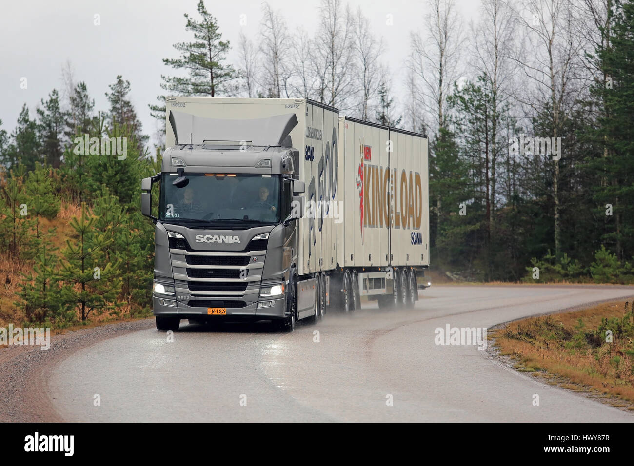 LOHJA, Finlandia - 24 novembre 2016: Nuova Generazione Scania R500 Carrello rimorchio combinazione sulla strada in un giorno di pioggia nel mese di novembre. Scania Oy presen Foto Stock