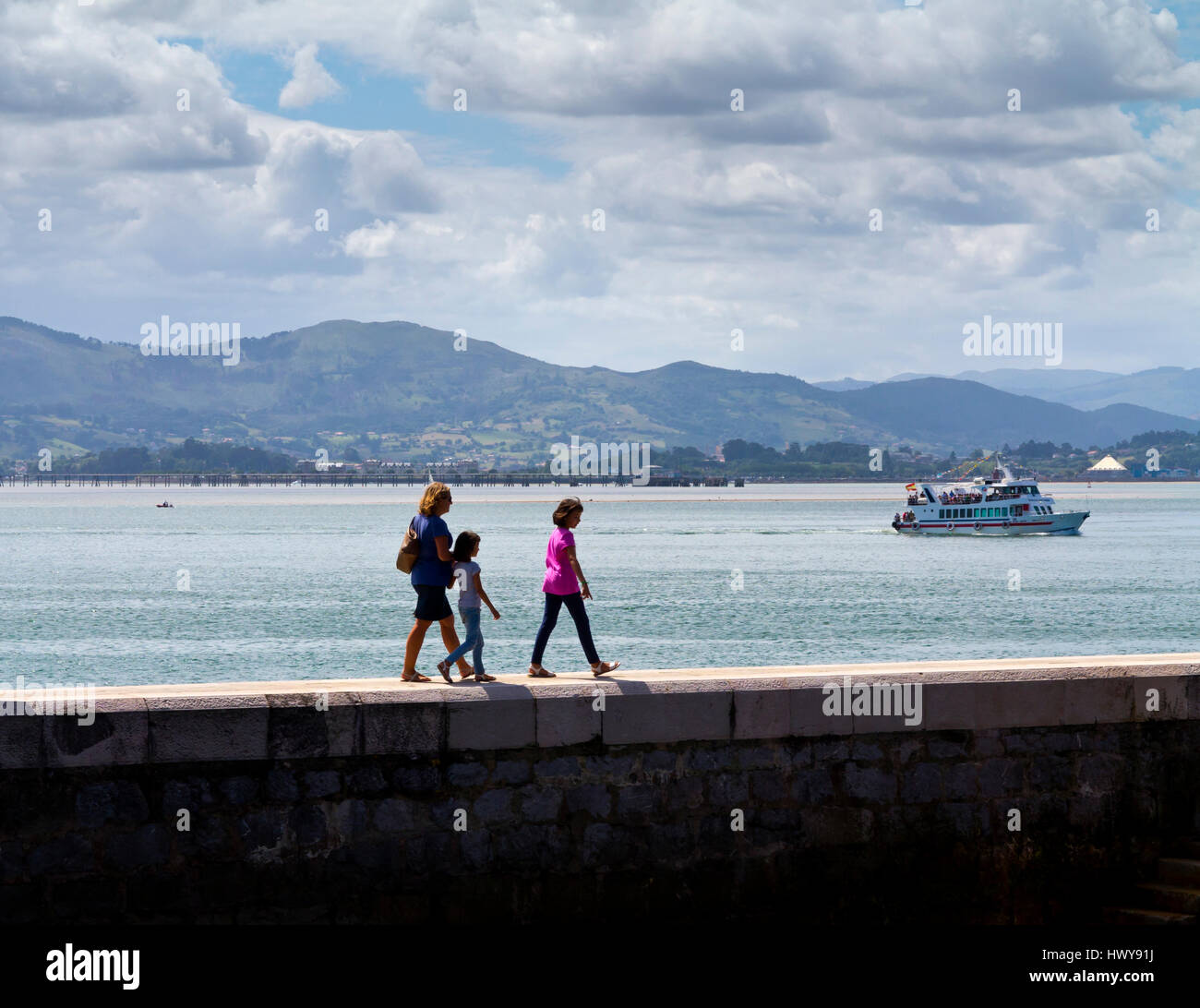 Famiglia sulla parete del mare nel porto di Santander in Cantabria Spagna settentrionale Foto Stock