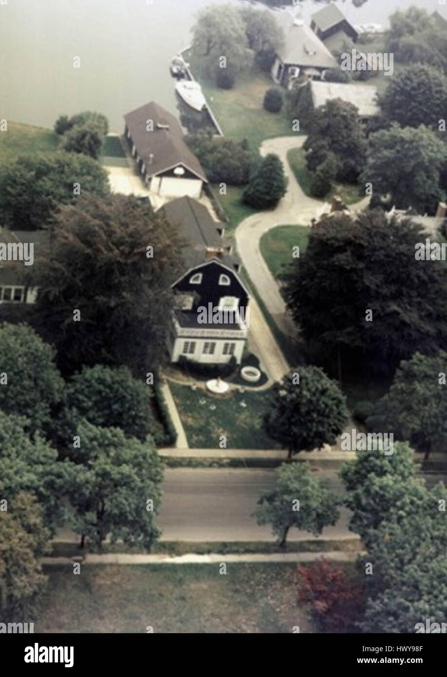 L'Amityville Air View mostra una prospettiva a volo d'uccello dell'area di Amityville, sottolineando la disposizione e il design dell'ambiente circostante. L'immagine cattura gli elementi architettonici e naturali visibili dall'alto. Foto Stock