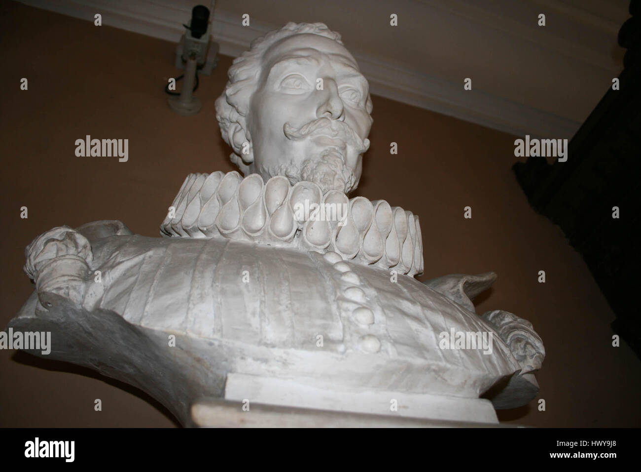 Questo busto di Miguel de Cervantes, il famoso autore spagnolo di "Don Chisciotte", cattura la sua somiglianza in uno stile classico. Riflette la sua importanza nella letteratura spagnola e nella storia culturale. Foto Stock