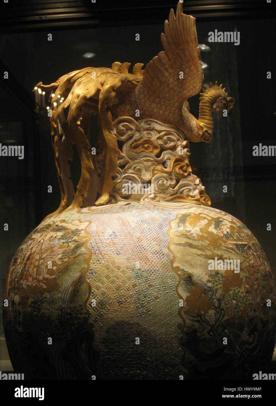 Questo bruciatore dal design phoenix è un oggetto decorativo che simboleggia la rinascita e l'immortalità. L'intricato design della fenice riflette antichi temi mitologici, e il bruciatore serve sia come oggetto artistico che funzionale. Foto Stock