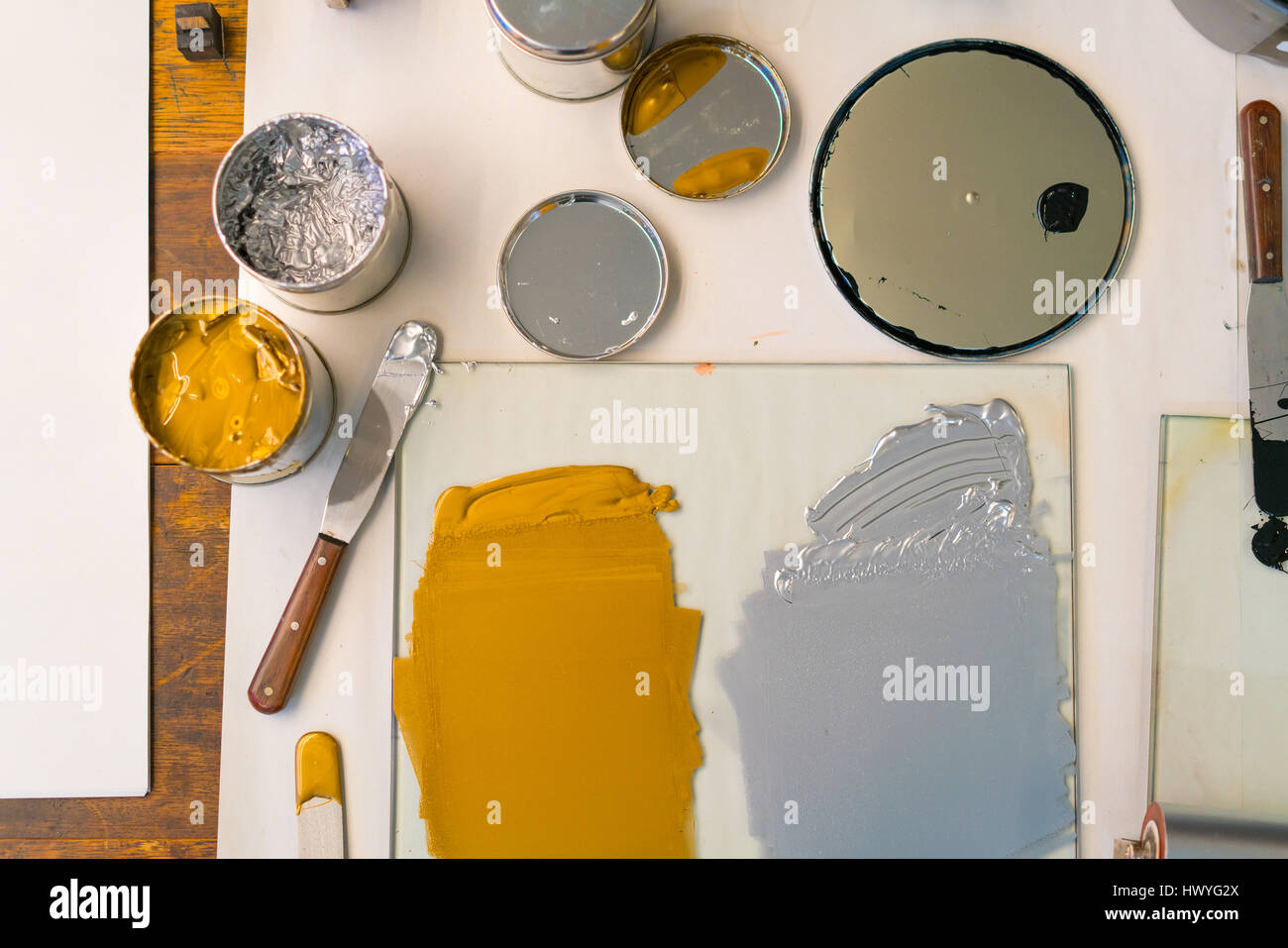 Inchiostro a base di olio in lattine su un tavolo in uno studio di stampa Foto Stock
