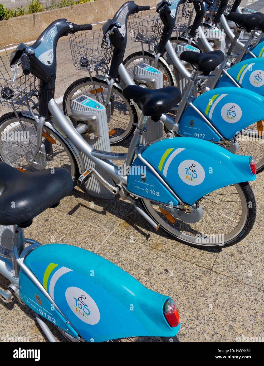 Biciclette a noleggio in al centro della città di Santander Cantabria Spagna settentrionale Foto Stock