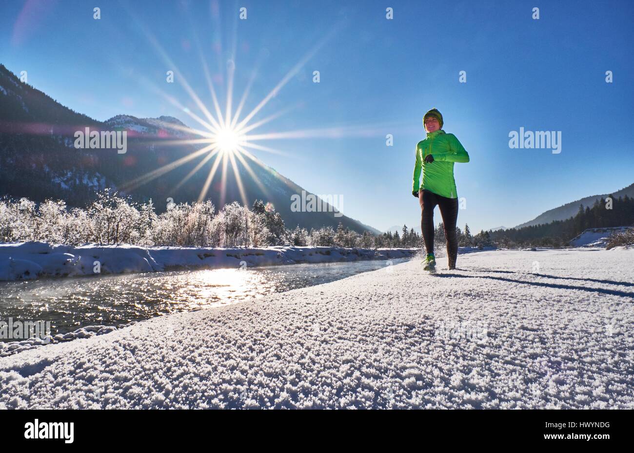 In Germania, in Baviera, Isar valley, Vorderriss, donna jogging in inverno Foto Stock