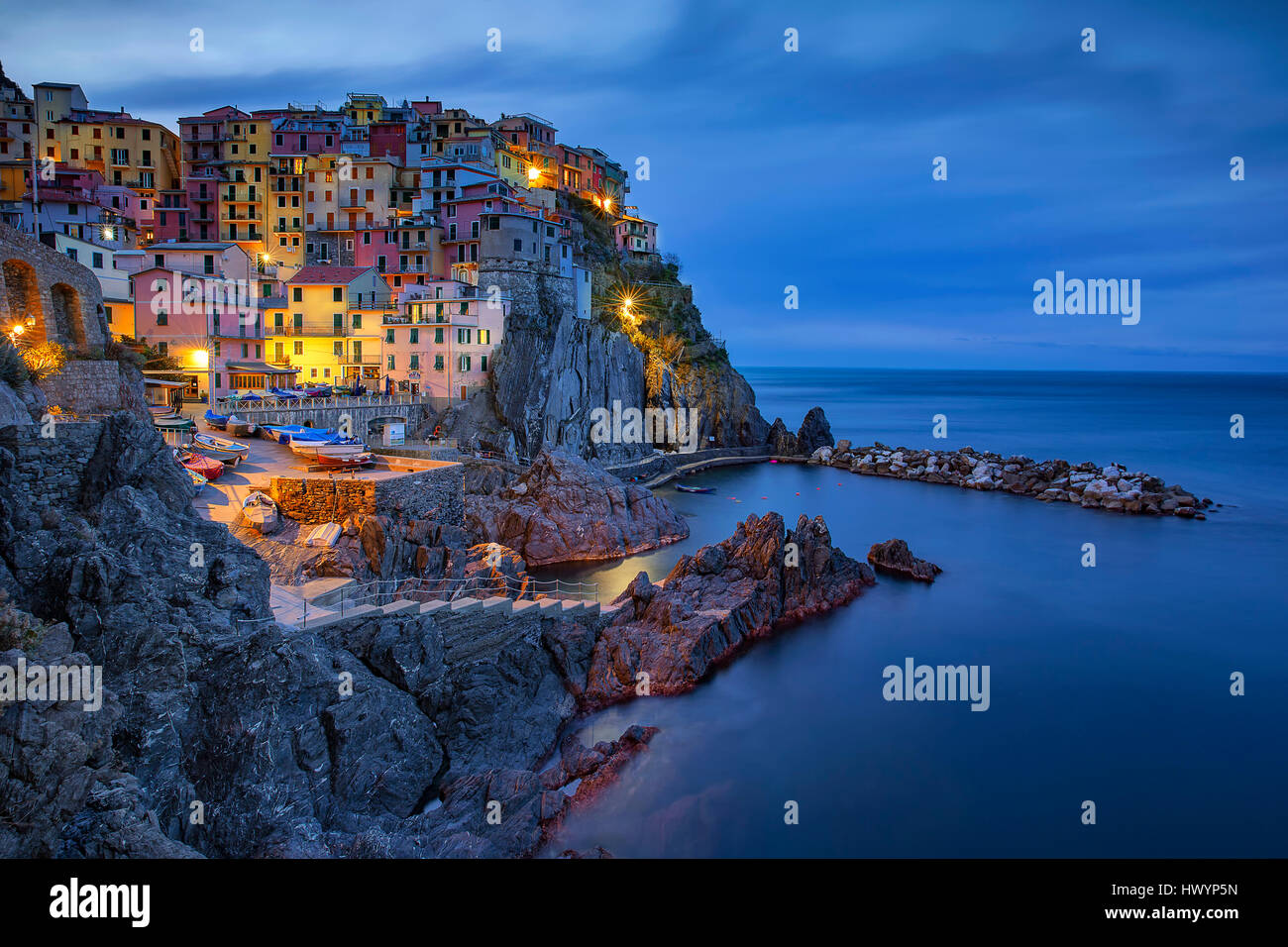 In Italia, la Liguria Cinque Terre, Manarola all'alba Foto Stock