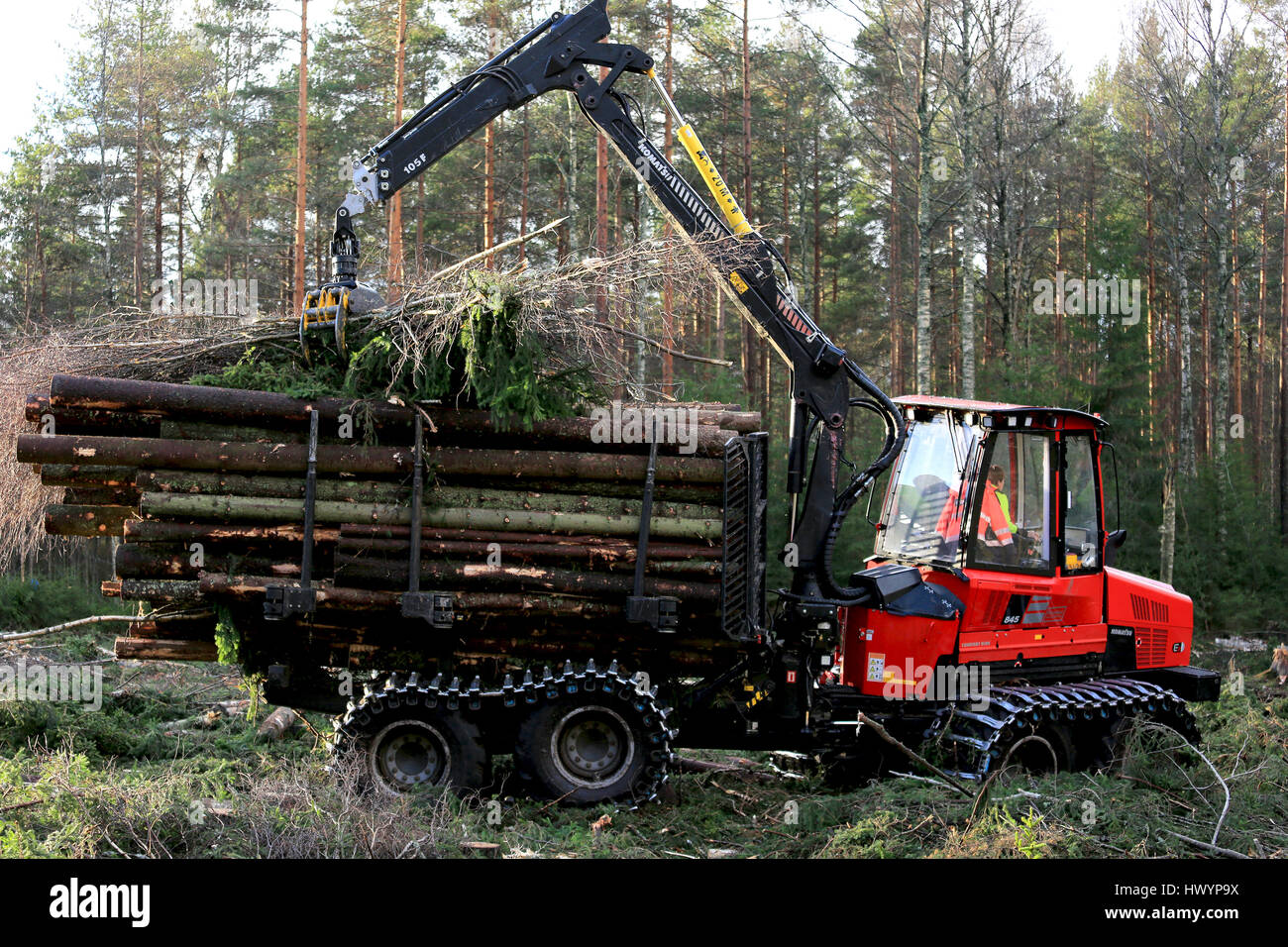 SALO, Finlandia - 19 novembre 2016: Unnamed operatore stack su legno sulla cuccetta di Komatsu 845 spedizioniere forestale nella foresta. Foto Stock