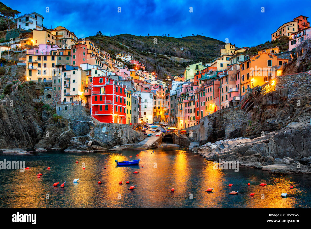 L'Italia, le Cinque Terre, Vista di Riomaggiore all'alba Foto Stock