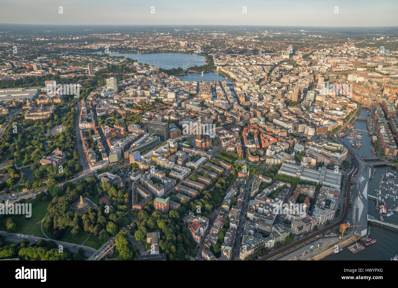 Germania, Amburgo, vista aerea di Mitte con la Chiesa di San Michele Foto Stock