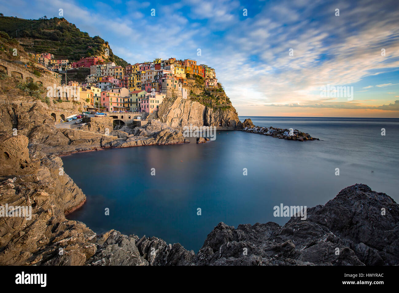 In Italia, la Liguria Cinque Terre, Manarola al tramonto Foto Stock