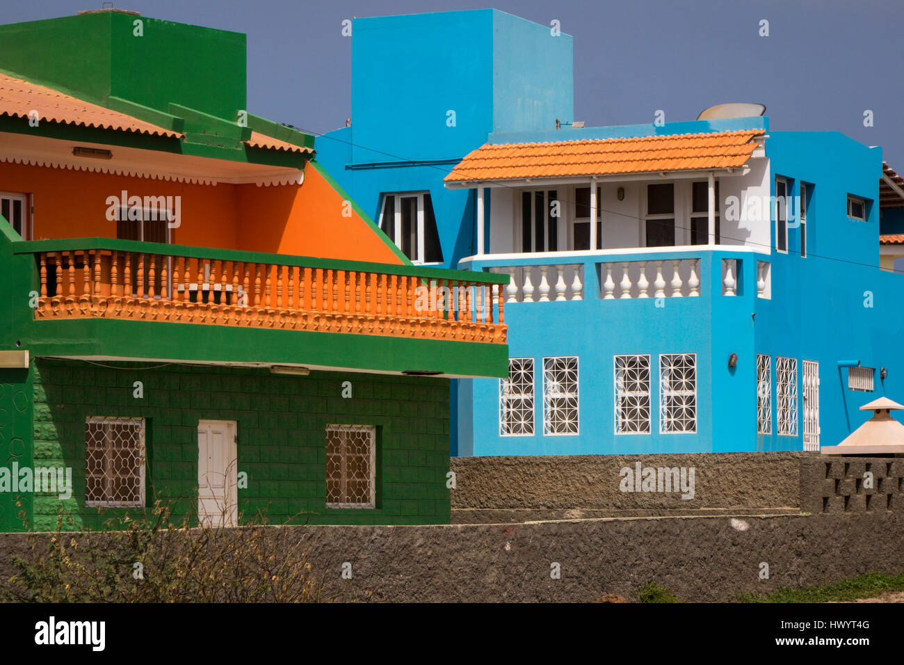 Case colorate a Baia das Gatas, Sao Vicente, Isole di Capo Verde Foto Stock