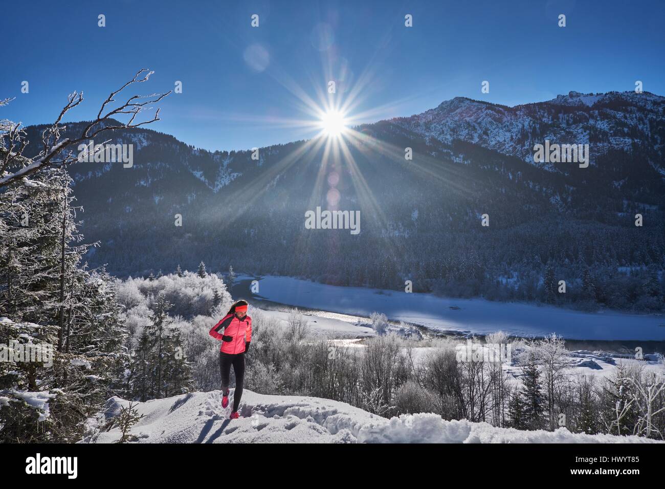 In Germania, in Baviera, Isar valley, Vorderriss, donna jogging in inverno Foto Stock