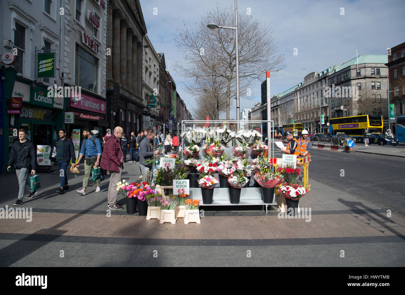 Un fiorista stand su O'Connell Street nella città di Dublino, Irlanda. Foto Stock
