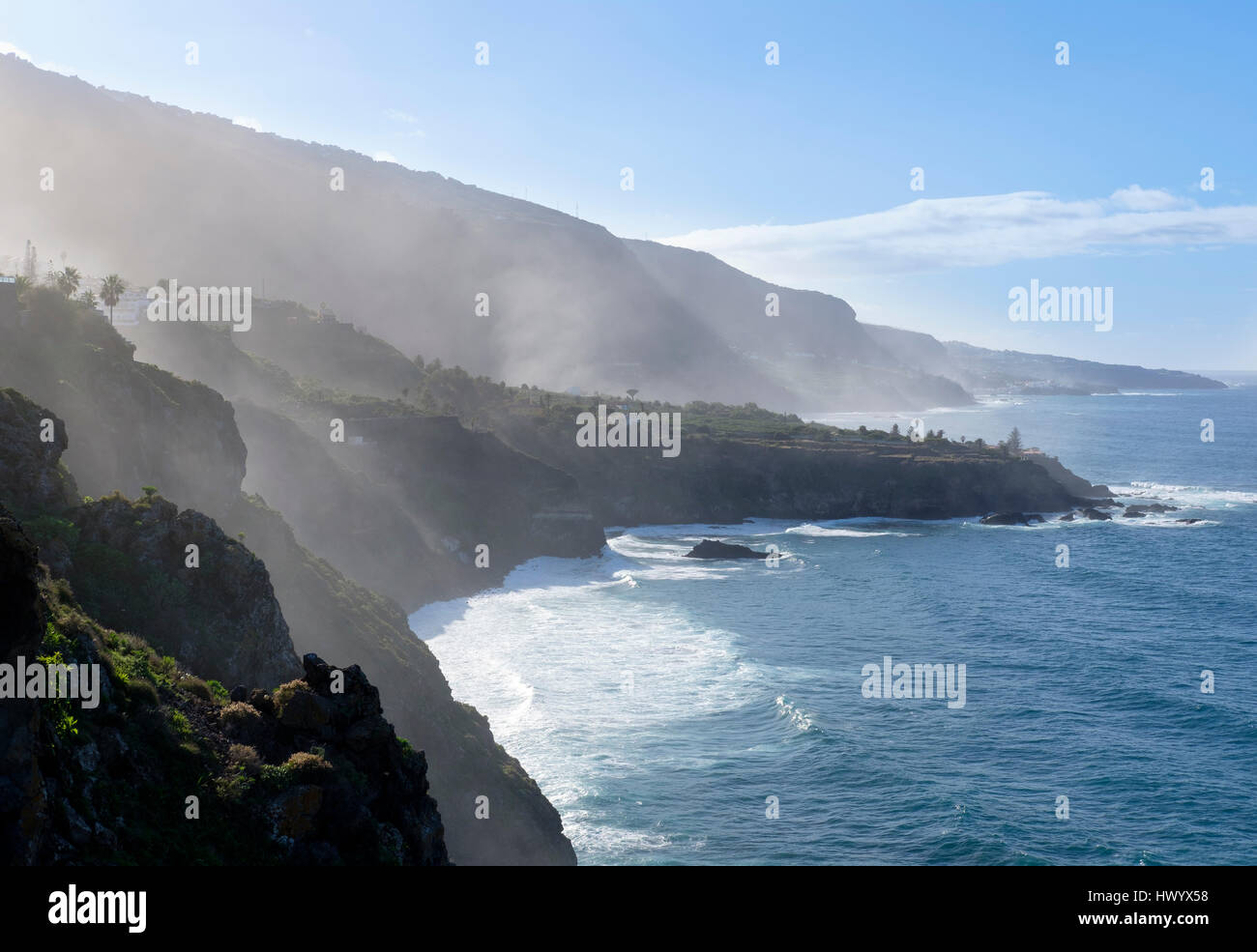 Spagna Isole Canarie, Tenerife, schiuma di mare presso la costa, Los Realejos, Punta del Guindaste Foto Stock