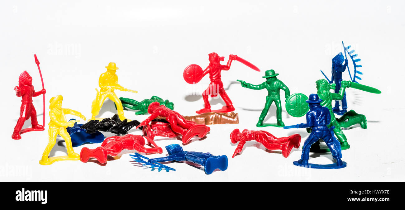 Plastica wild west giocattoli combattere ogni altro Foto Stock