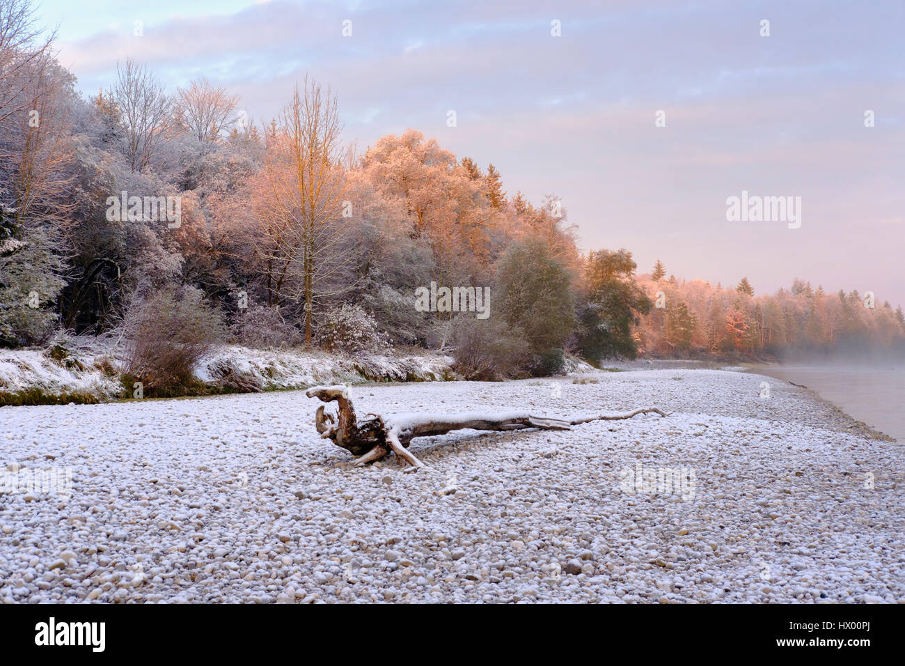 In Germania, in Baviera, Geretsried, Isar, snow-capped ghiaia banca nella luce del mattino Foto Stock