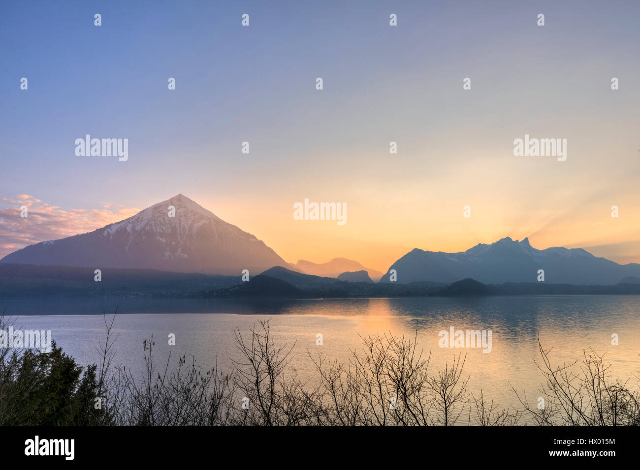 Il lago di Thun, Niesen, Berna, Svizzera, Europa Foto Stock