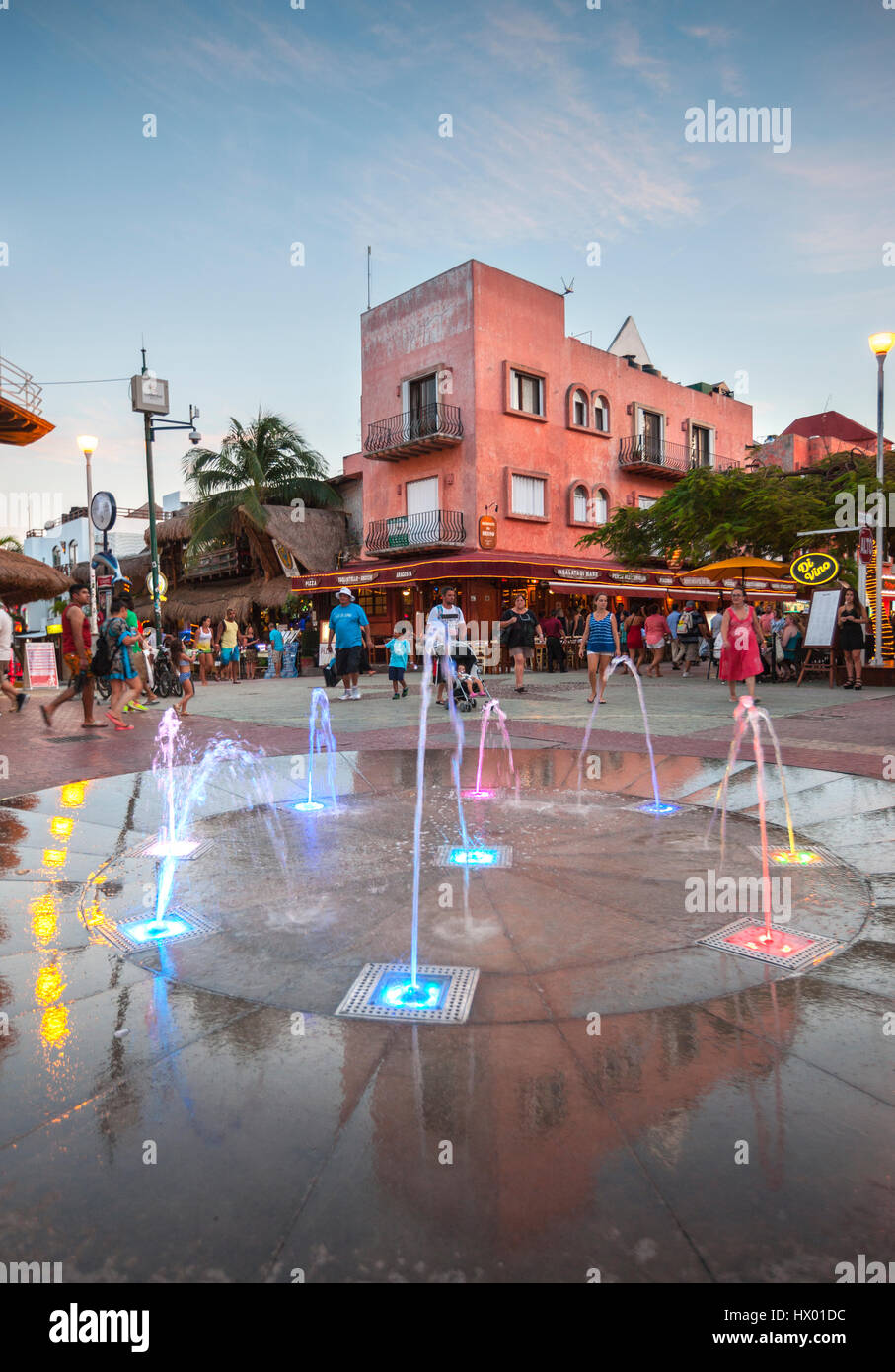 Fontana illuminata in 5 ave in Playa del Carmen in Messico Foto Stock