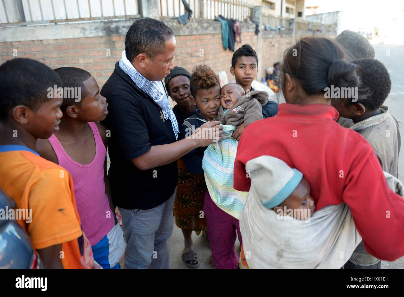 Madagascar, Fianarantsoa, assistente sociale parlando a un gruppo di senzatetto le mamme con bambini Foto Stock