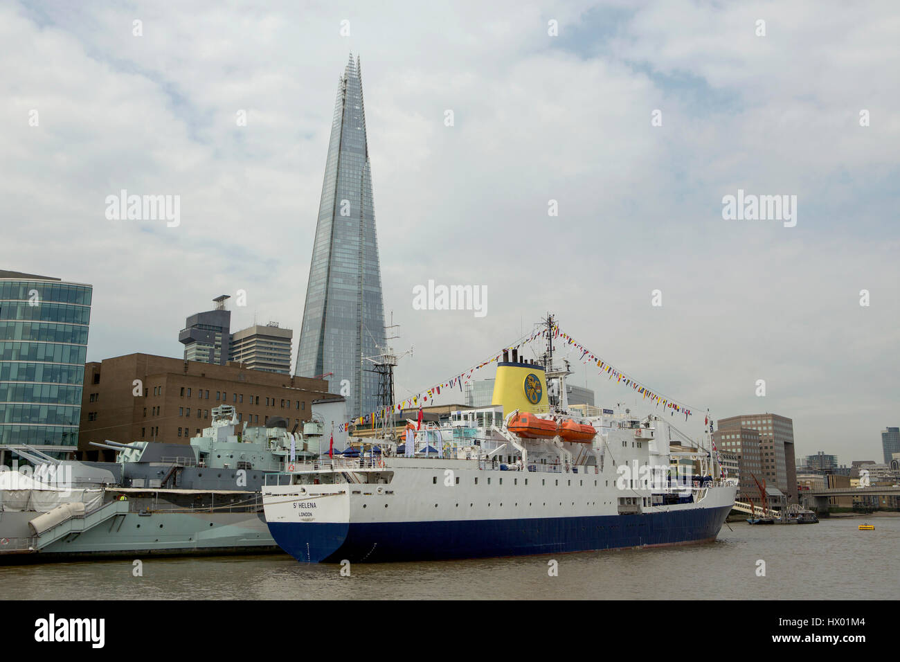 Ultimo recapito commerciale viaggio della RMS St Helena nave postale ormeggiato a fianco di HMS Belfast a Londra con la mitica Shard dietro. Foto Stock