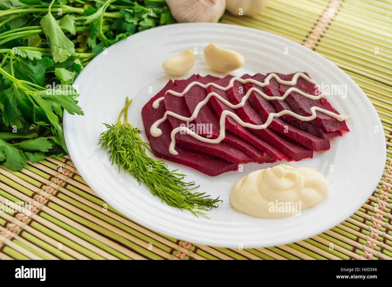 Fette di bollito di bietole su una piastra bianca con maionese Foto Stock