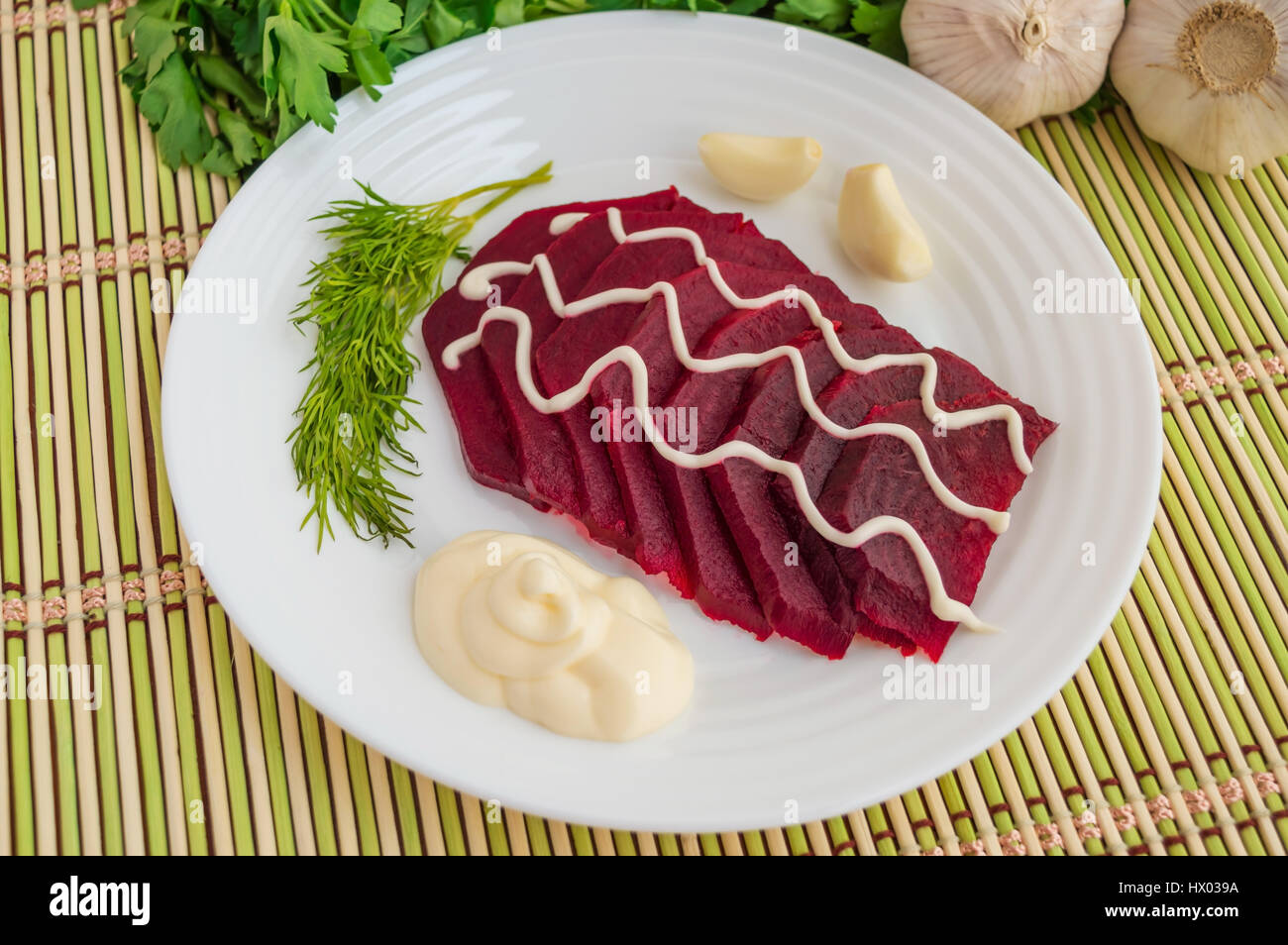 Fette di bollito di bietole su una piastra bianca con maionese Foto Stock