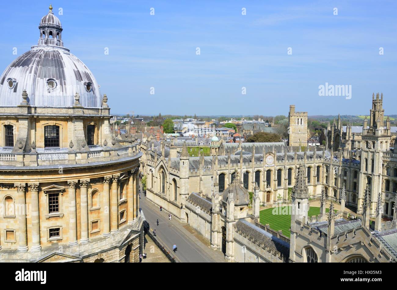 OXFORD Inghilterra 20 aprile 2015: Radcliffe Camera e tutte le anime college dal campanile di una chiesa Foto Stock