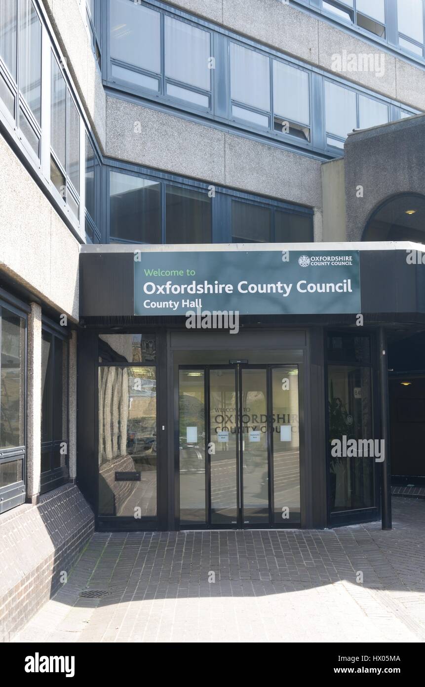 OXFORD Inghilterra 20 aprile 2015: Anteriore di Oxfordshire County Council building Foto Stock