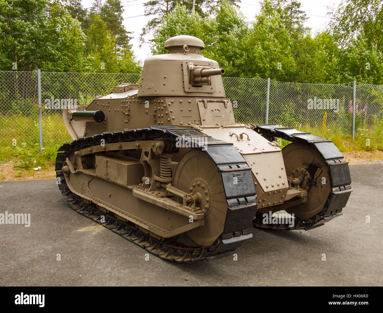 Renault storico FT17 serbatoio dell'esercito finlandese in mostra presso il Museo di armatura della Parola di Ivrea, Finlandia. Foto Stock