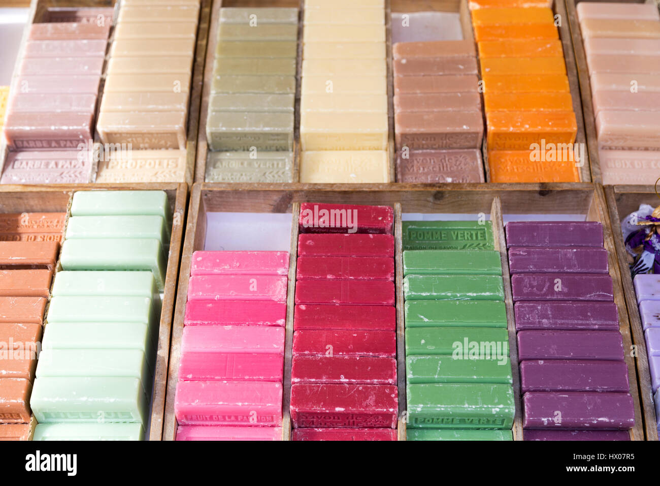 Francia, Nizza, mercato di Cours de Selaya, Les Ponchettes, bancarella vendendo barre colorate di sapone. Foto Stock