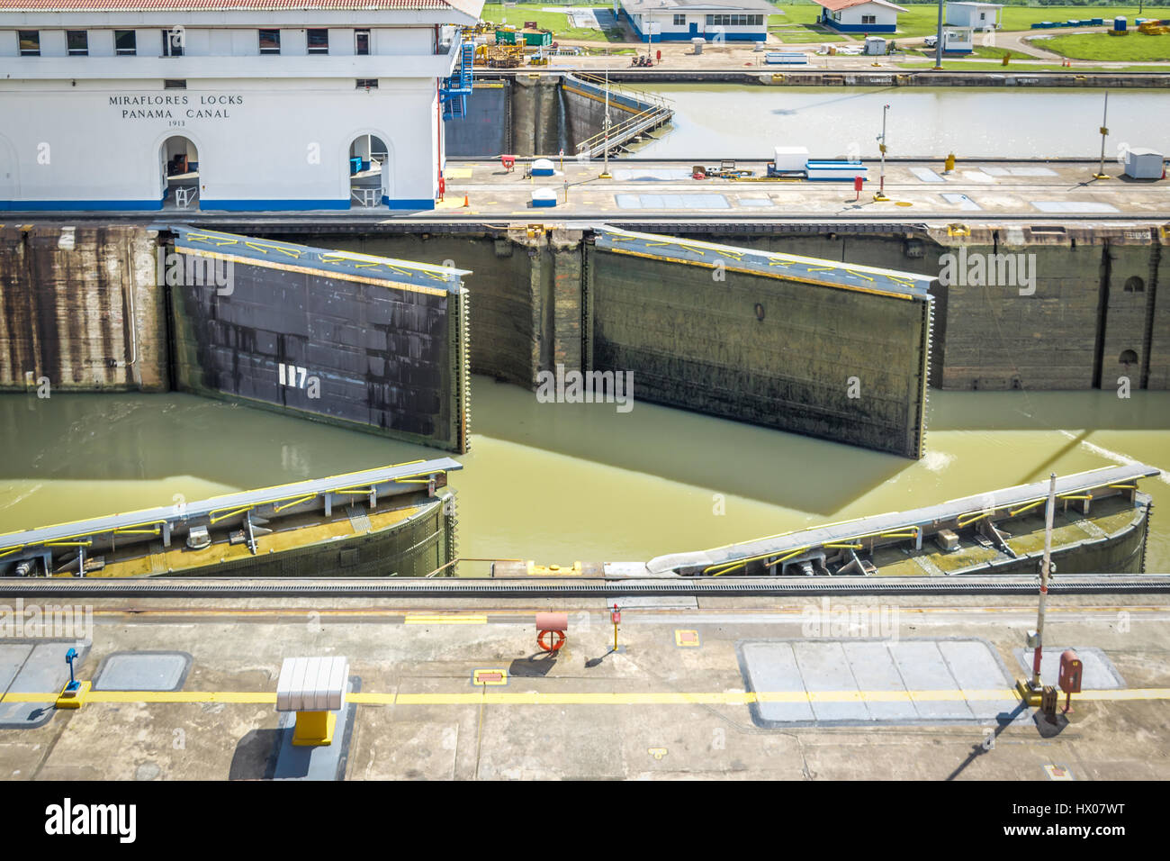 Cancelli apribili a Miraflores lock - ingresso al Canale di Panama - Panama City, Panama Foto Stock