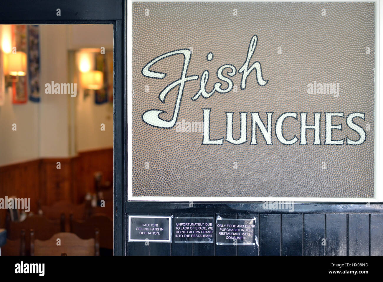 Lettura del segno Pranzi di pesce, in Vic pescheria, Whitstable ,Kent. Foto Stock
