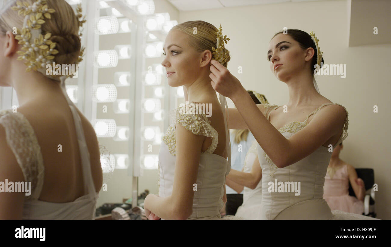 Grave ballerini in costume per lo styling dei capelli dietro le quinte prima di mostrare Foto Stock