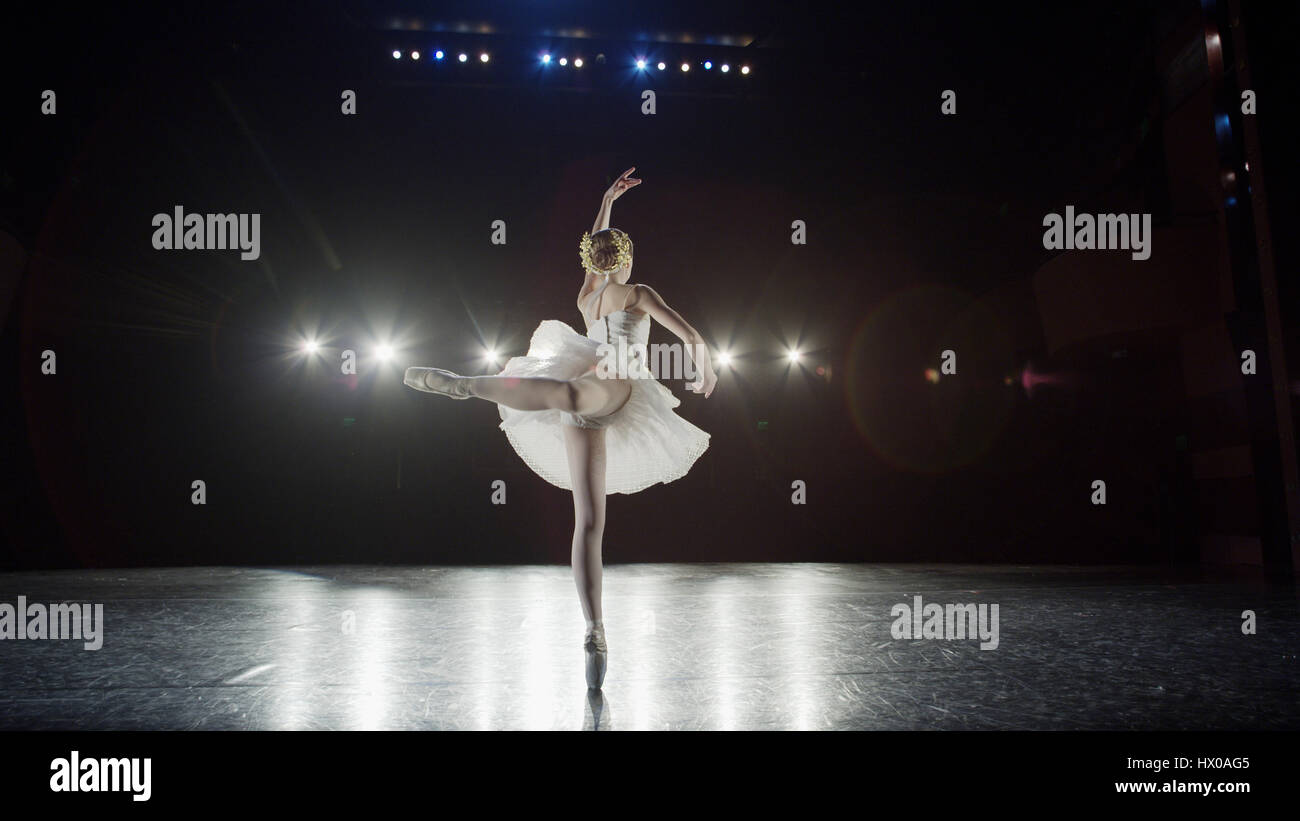 Vista posteriore di grave ballerina in costume di eseguire sul palco in mostra Foto Stock