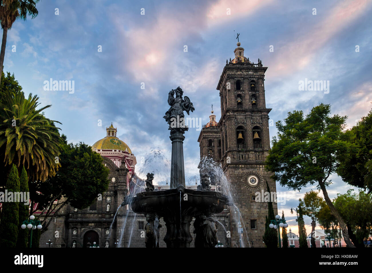 Fontana e Puebla Cattedrale al tramonto - Puebla, Messico Foto Stock