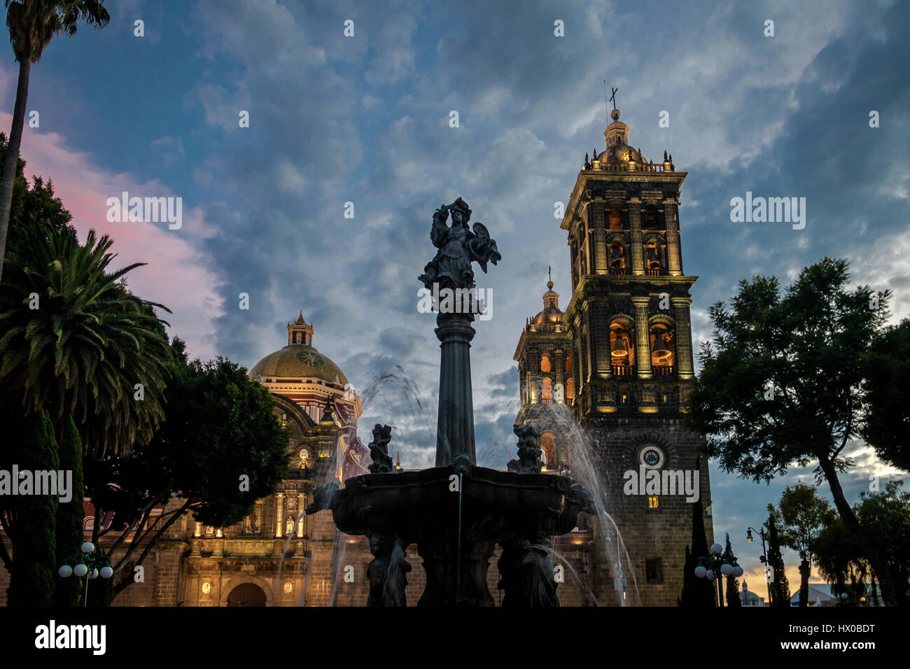 Fontana e Puebla Cattedrale al tramonto - Puebla, Messico Foto Stock