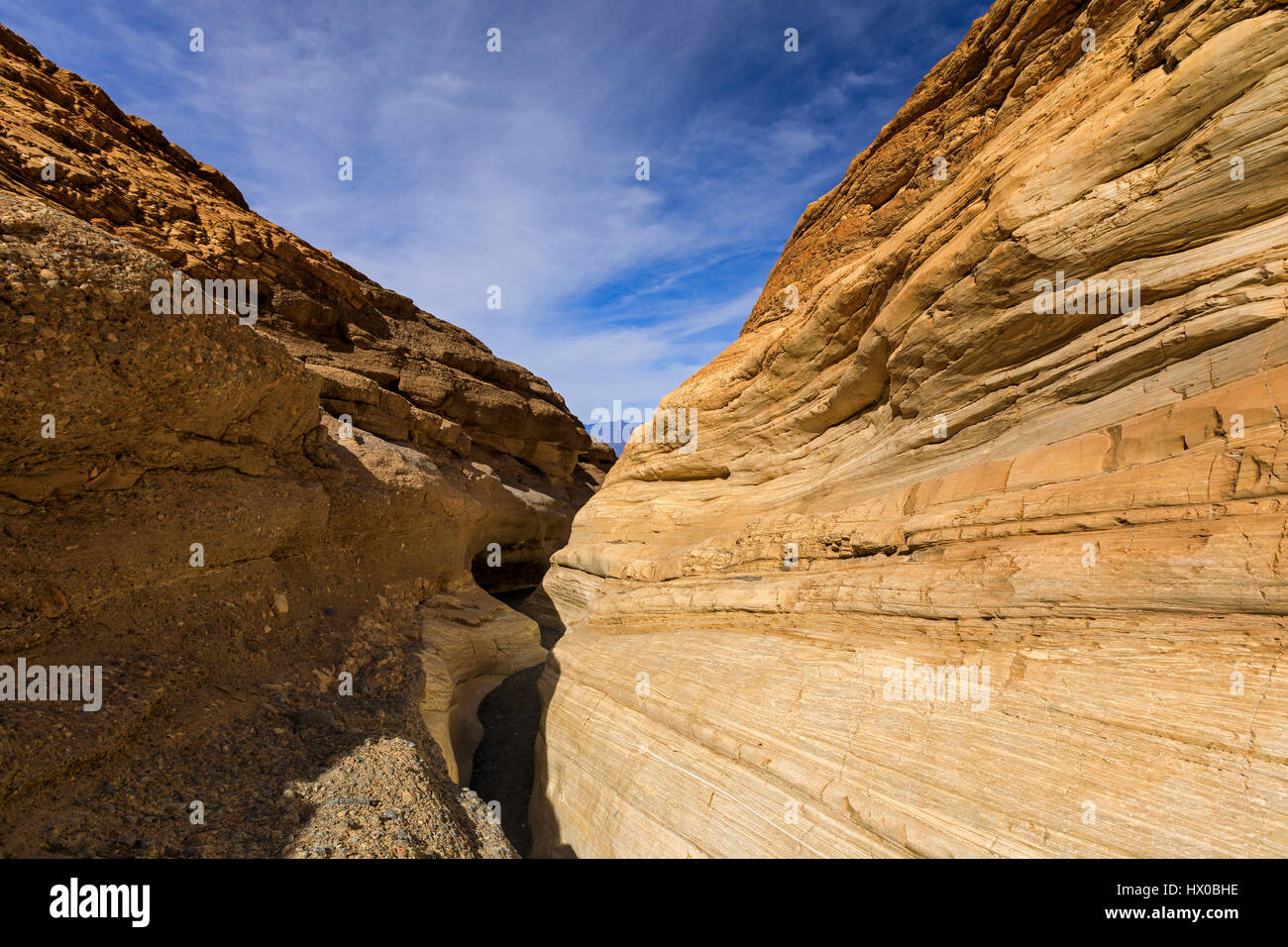 Questa guarda in basso di uno slot lungo il sentiero in mosaico canyon del Parco Nazionale della Valle della Morte, California, Stati Uniti d'America . Questo mostra la parete di marmo a destra Foto Stock