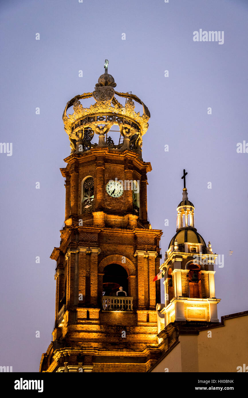 Torre di Nostra Signora di Guadalupe la Chiesa al tramonto - Puerto Vallarta, Jalisco, Messico Foto Stock