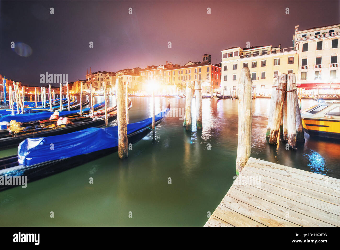 Panorama della città. Ponte di Rialto Ponte di Rialto di Venezia di notte. Molti turisti visitano la bellezza della città durante tutto l'anno. Europa Foto Stock