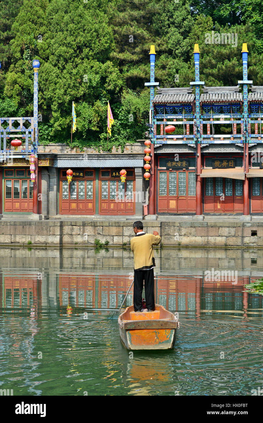Un uomo su una barca in Estate Palazzo di Pechino, Cina Foto Stock