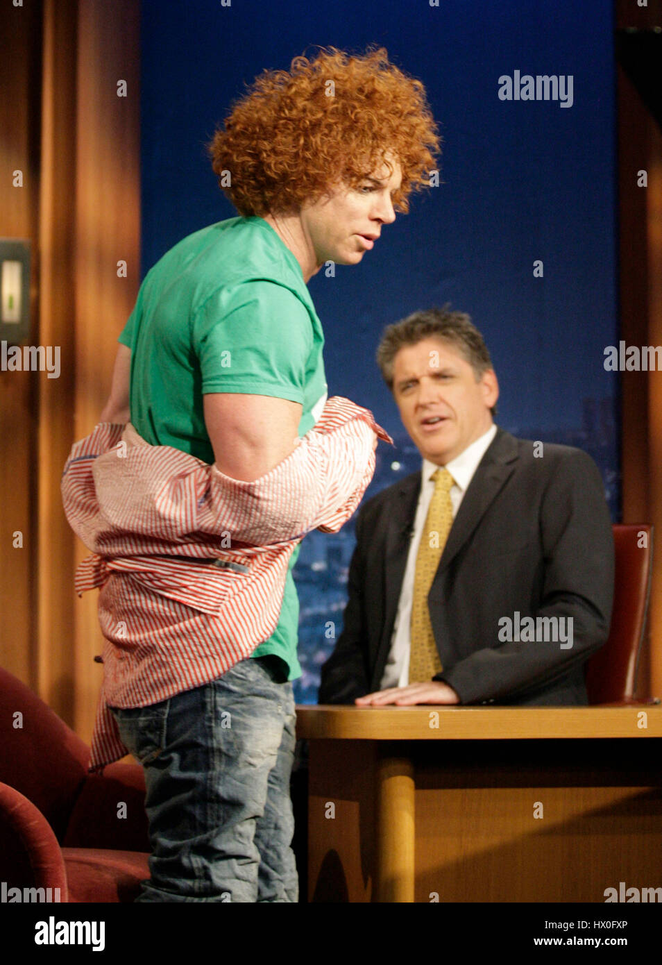 Fumetto carota superiore (Scott Thompson), sinistra, show host Craig Ferguson i suoi muscoli durante un segmento di "Late Late Show con Craig Ferguson' alla televisione CBS City il 15 aprile 2008 a Los Angeles, California. Foto di Francesco Specker Foto Stock