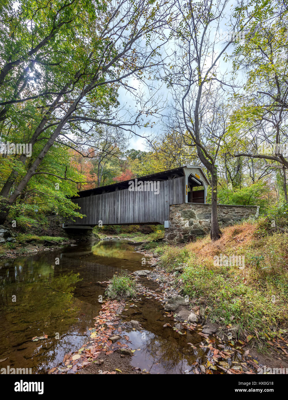 Ponte coperto in Pennsylvania durante il prossimo autunno con il fiume e i colori dell'autunno Foto Stock