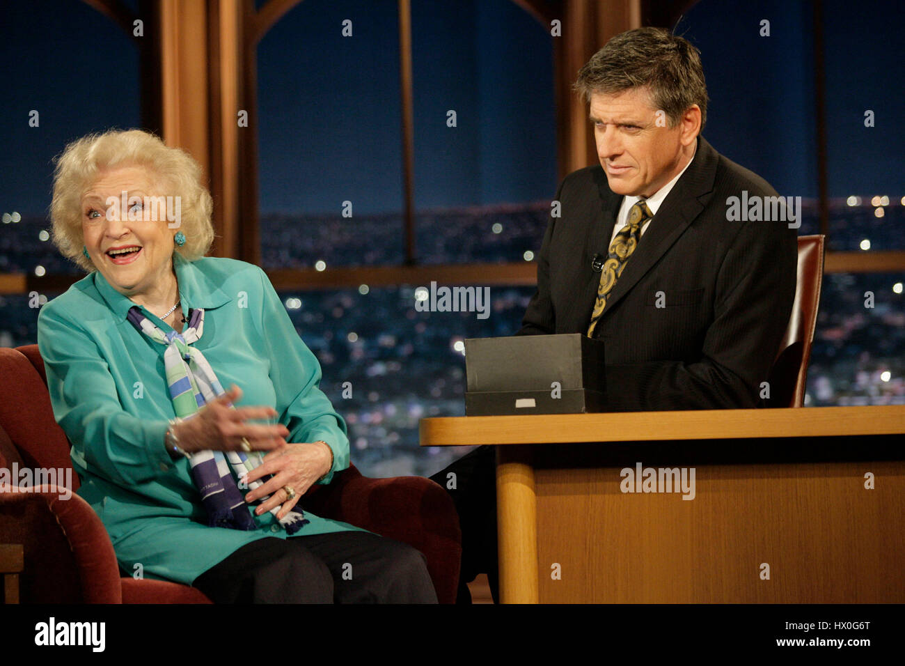 L'attrice Betty White, sinistra, con host Craig Ferguson durante un segmento di "Late Late Show con Craig Ferguson' alla televisione CBS City il 10 aprile 2008 a Los Angeles, California. Foto di Francesco Specker Foto Stock