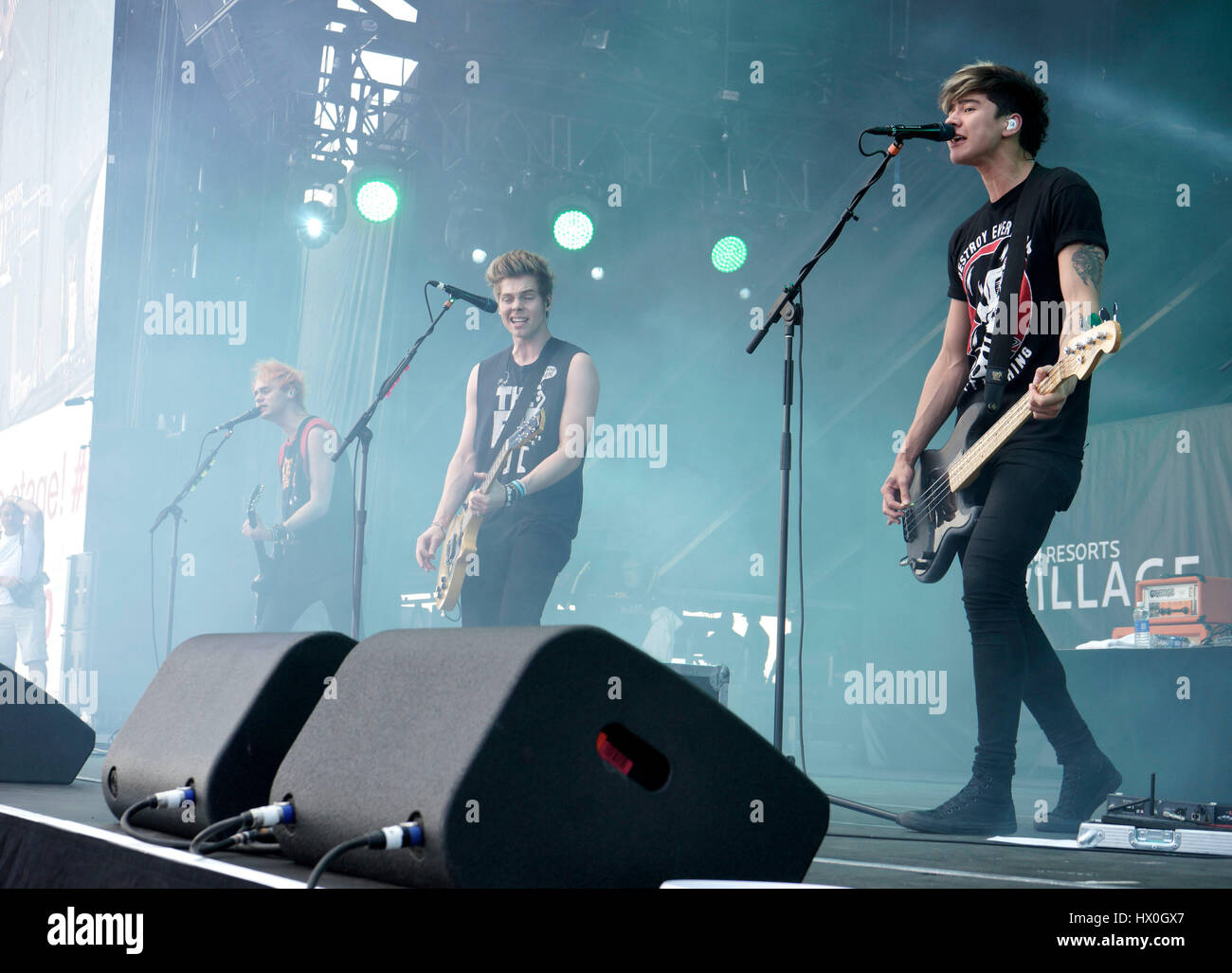 Michael Clifford, sinistra, Luca Hemmings, centro e Calum cofano di 5 secondi di estate eseguire all'iHeartRadio Music Festival & Village il 20 settembre 2014, a Las Vegas, Nevada. Foto di Francesco Specker Foto Stock