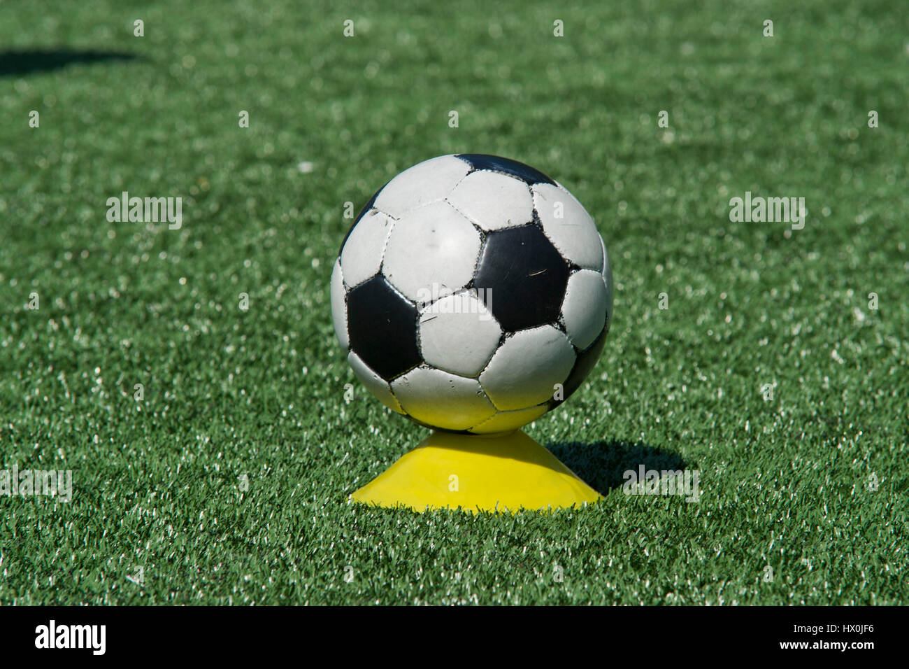 Palloni da calcio su un prato Foto Stock