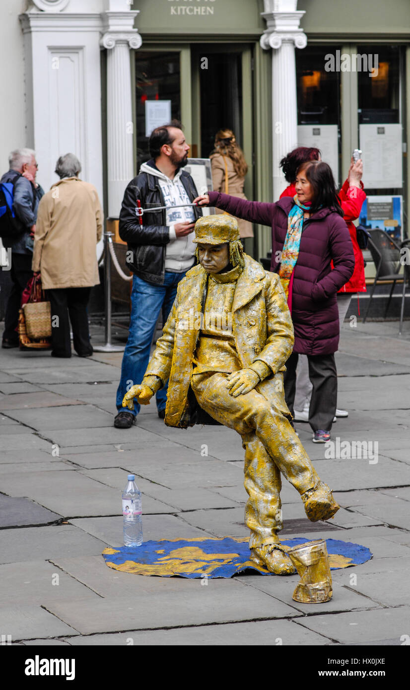 Mime artista di strada in Bath England Regno Unito Foto Stock