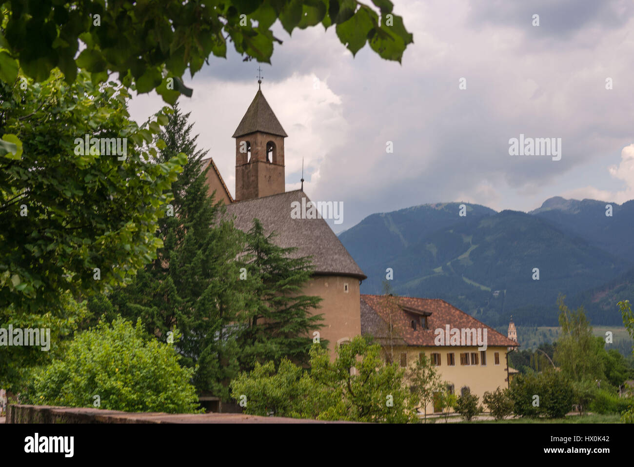 Antica chiesa a Cavalese, antico borgo in Val di Fiemme Trentino Foto Stock