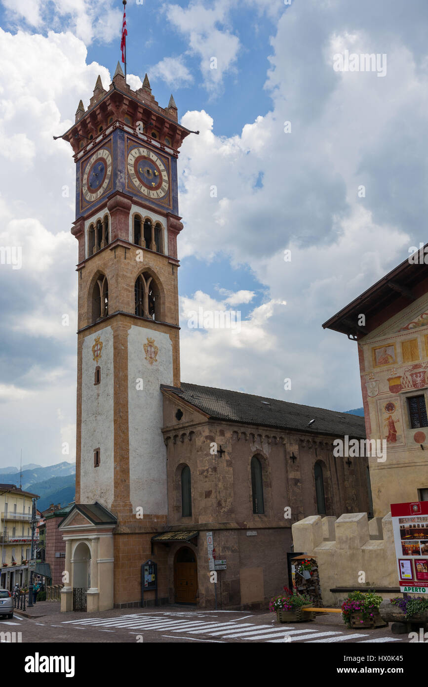 Il campanile della chiesa principale di Cavalese, situato in Val di Fiemme Foto Stock