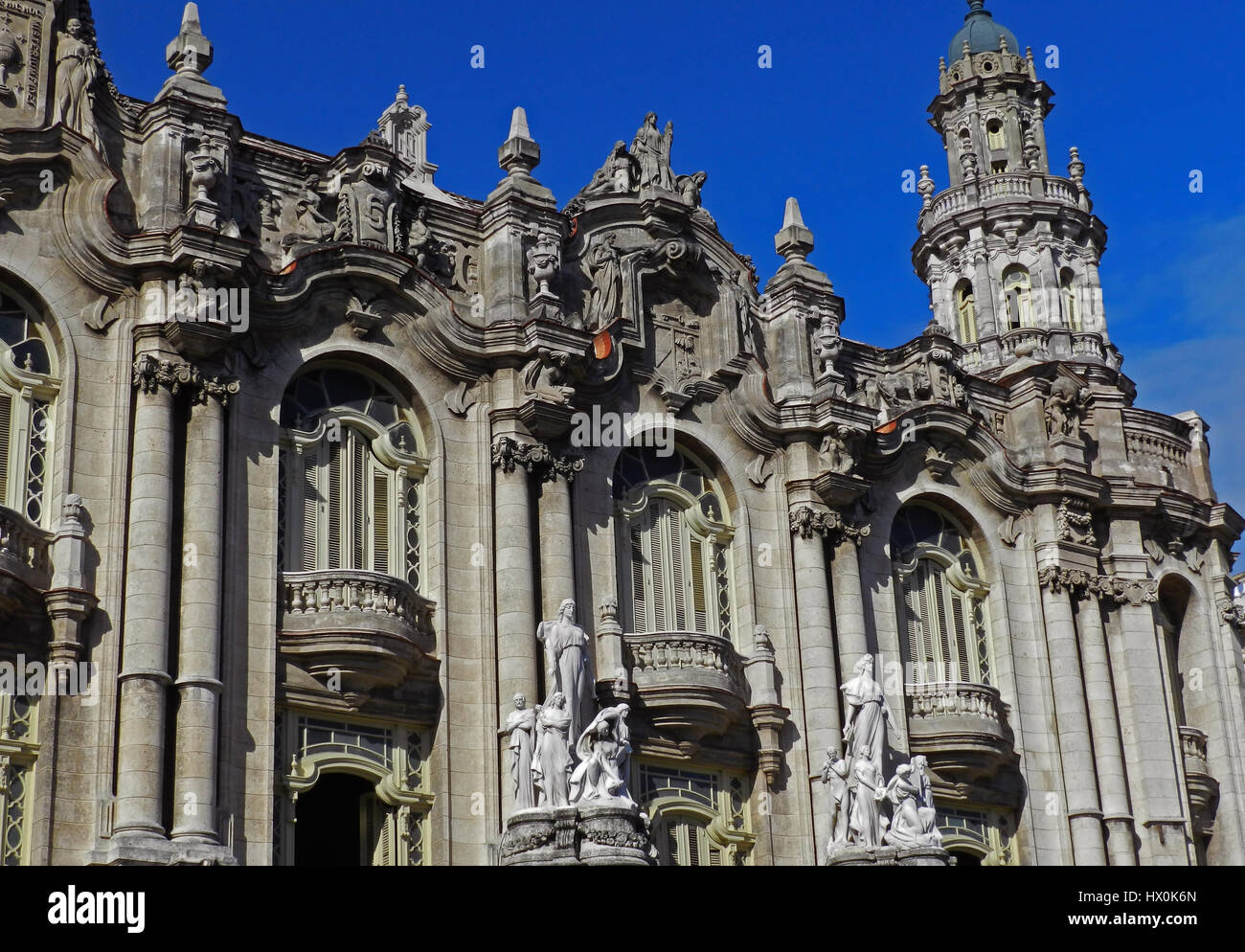 Una vista in dettaglio della facciata del Gran Teatro de la Habana, Havana, Cuba Foto Stock
